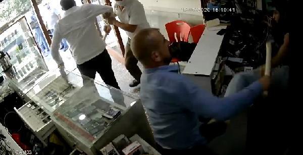 Siirt'te telefoncuya sopalı saldırı