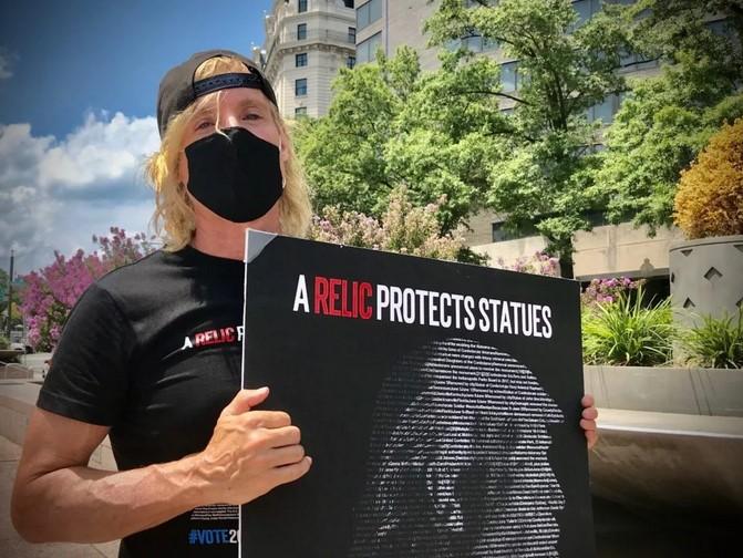 Washington'da Trump karşıtı heykeller dikildi