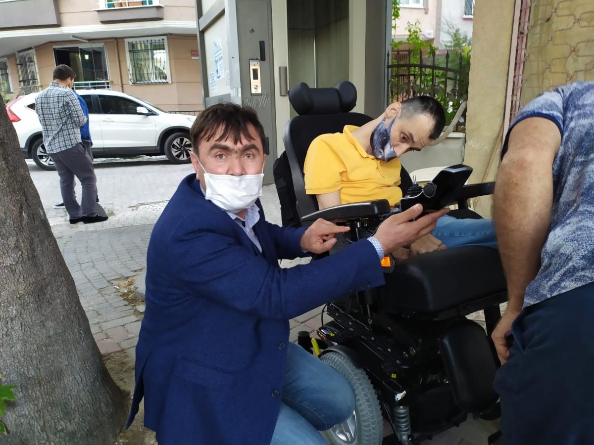 Tekerlekli sandalyesi çalınan gencin yüzünü güldürdü