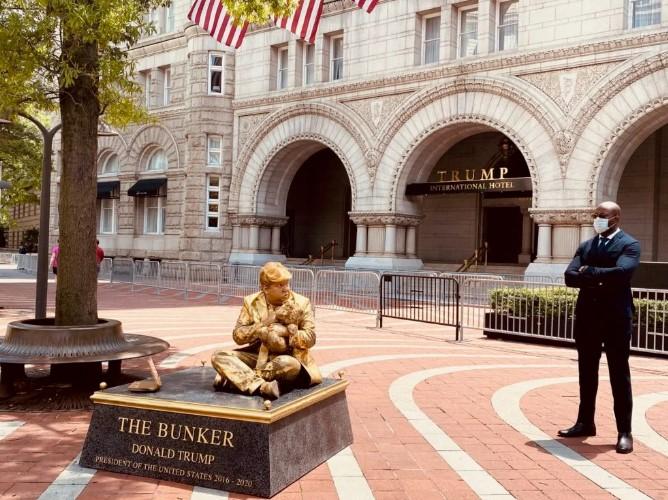 Washington'da Trump karşıtı heykeller dikildi