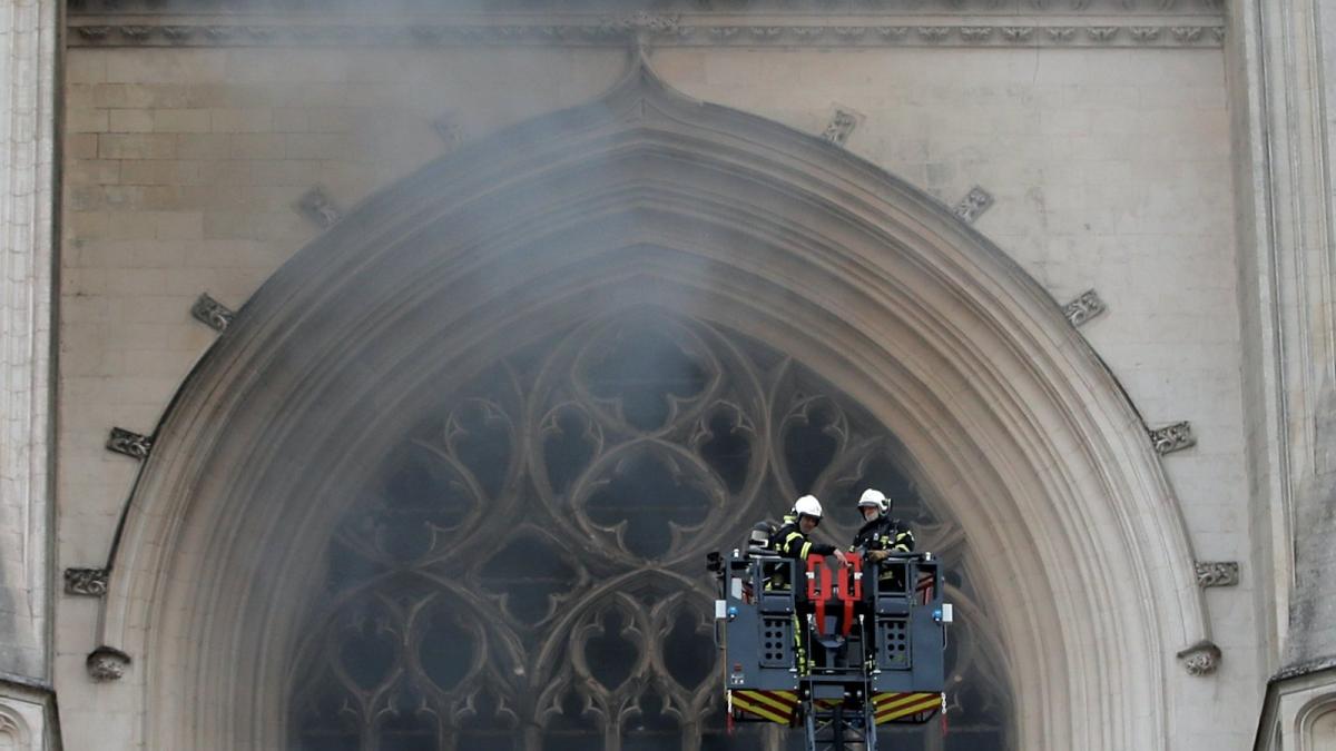 Fransa'da tarihi Nantes Katedrali'nde yangın