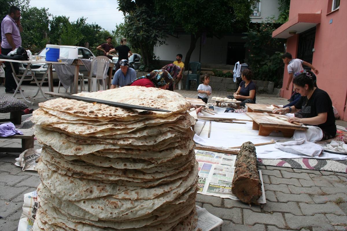 Hataylı kadınlar imece usulü yufka ekmek hazırlıyor