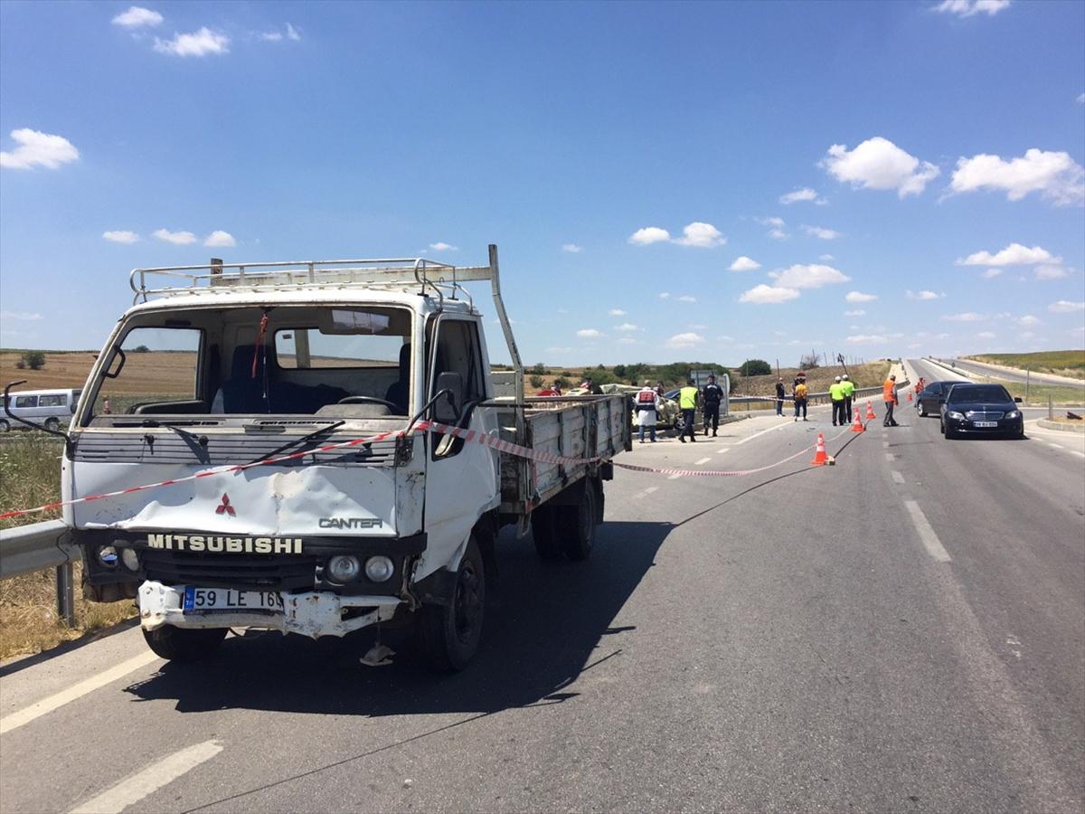 Kırklareli'de otomobil ile kamyonetin çarpıştı: 2 ölü