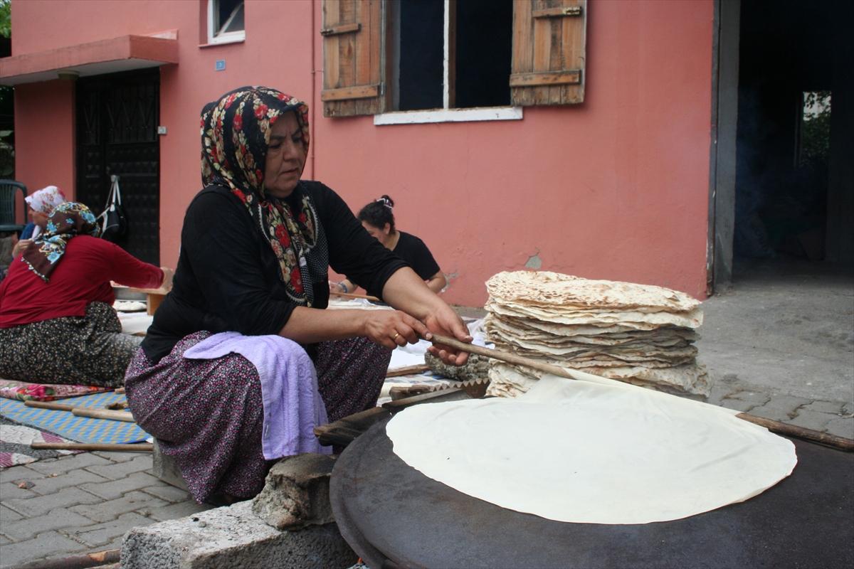 Hataylı kadınlar imece usulü yufka ekmek hazırlıyor