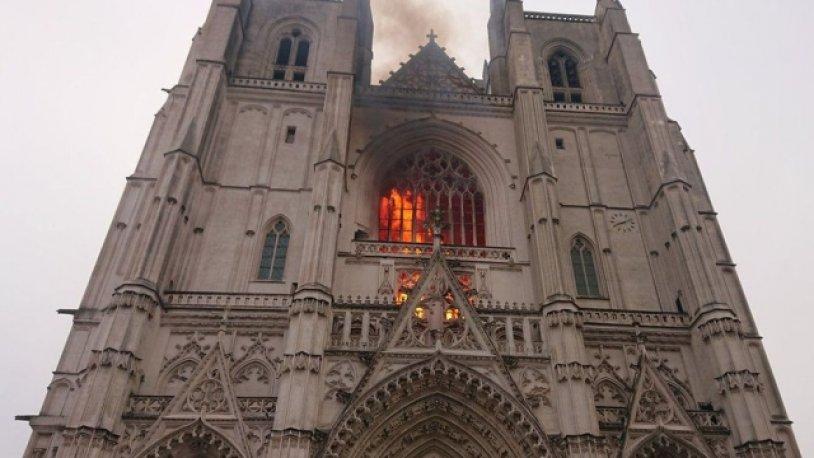 Fransa'da tarihi Nantes Katedrali'nde yangın