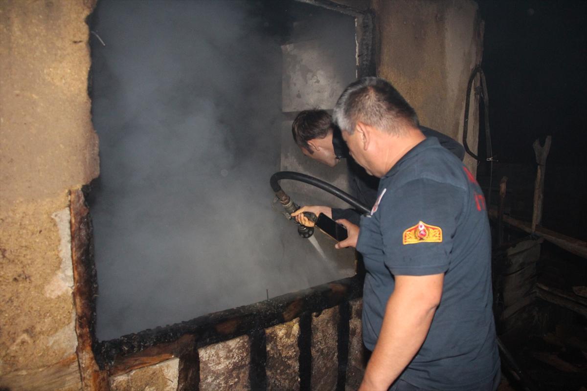 Amasya'da çıkan yangında 2 ev yandı kül oldu