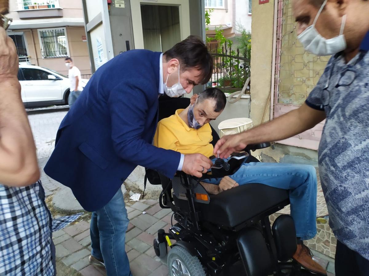 Tekerlekli sandalyesi çalınan gencin yüzünü güldürdü