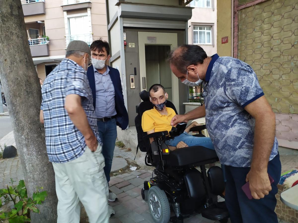 Tekerlekli sandalyesi çalınan gencin yüzünü güldürdü