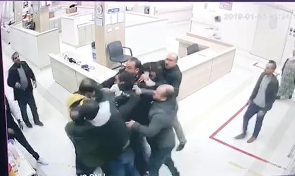 Diyarbakır'da hasta yakınları sağlık çalışanına saldırdı