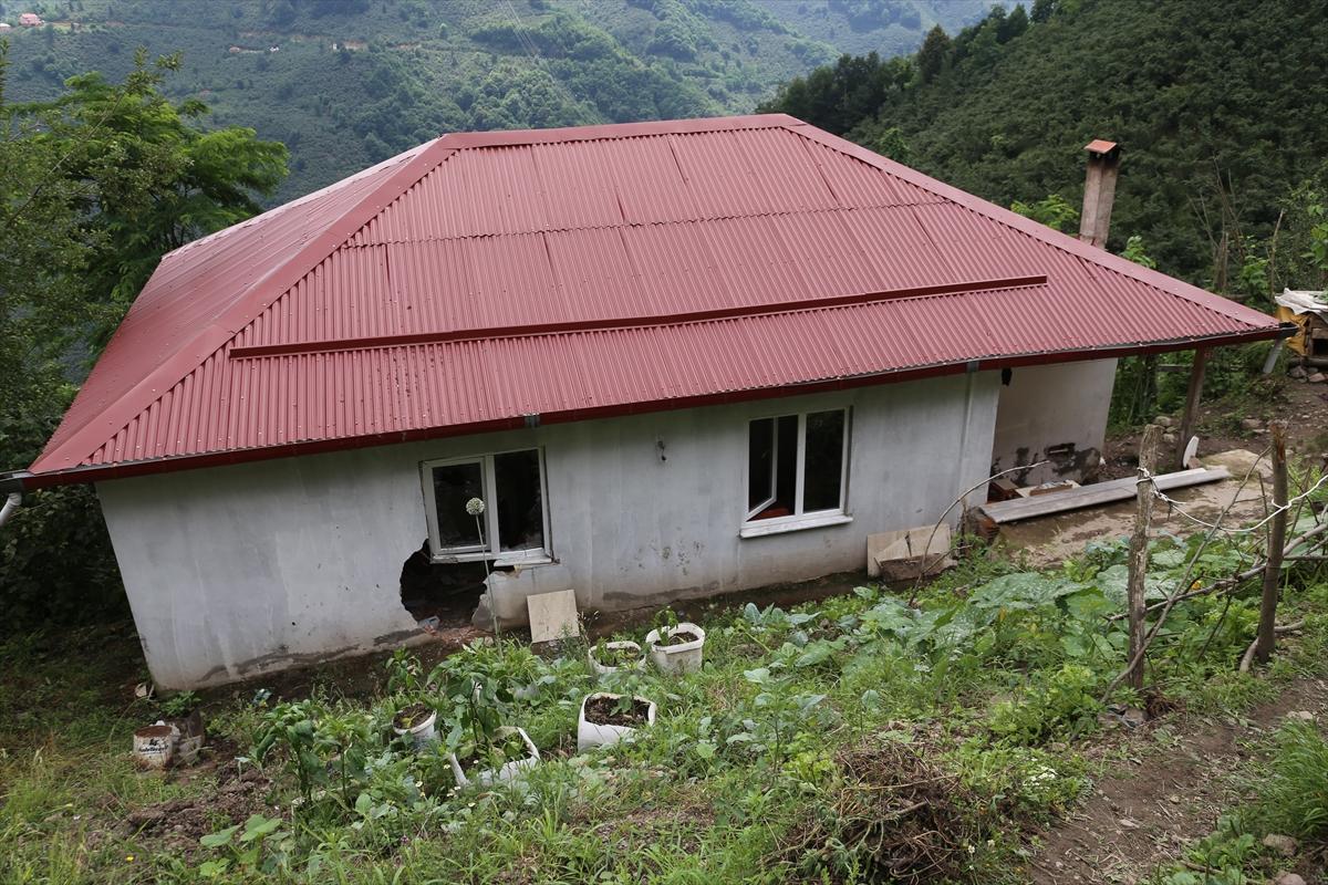 Ordu'da kaya parçası evin üzerine düştü