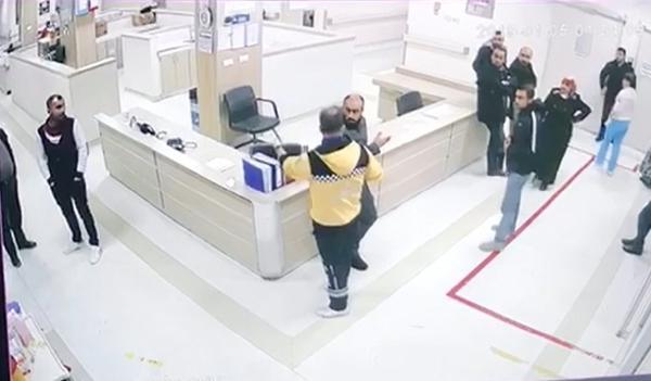 Diyarbakır'da hasta yakınları sağlık çalışanına saldırdı