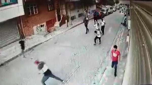 Sultangazi'de oğlunu bıçaklayanlara silahla ateş açtı