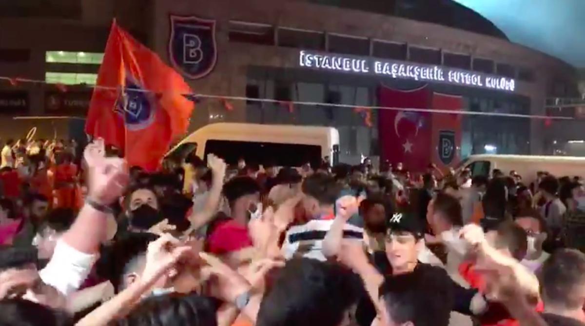 Başakşehirlilerin şampiyonluk kutlamaları