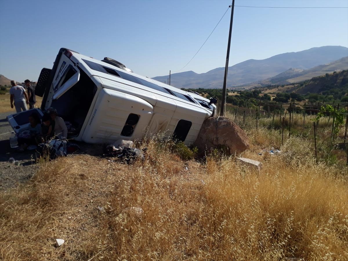 Batman'da kontrolden çıkan minibüs devrildi: 11 yaralı