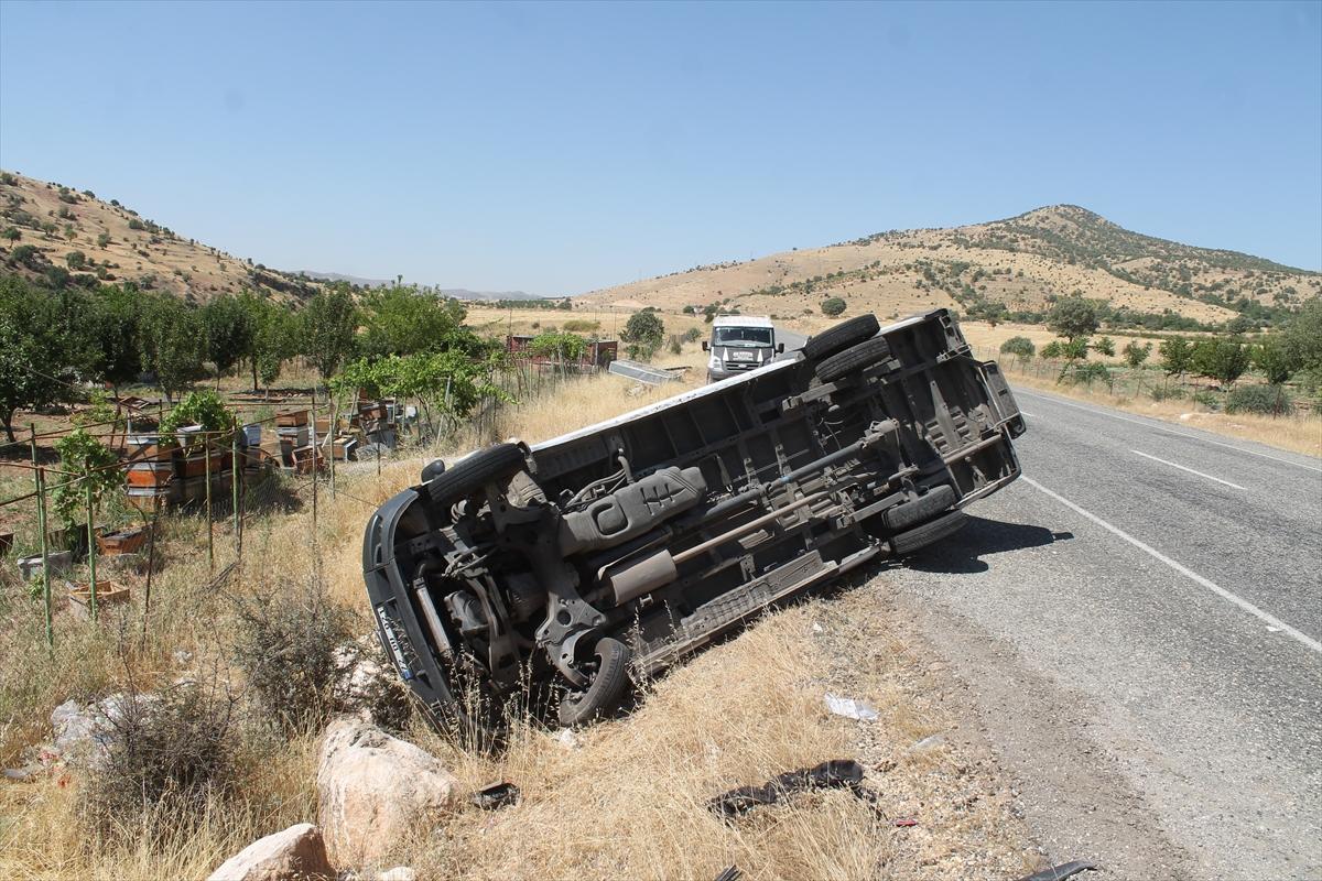 Batman'da kontrolden çıkan minibüs devrildi: 11 yaralı