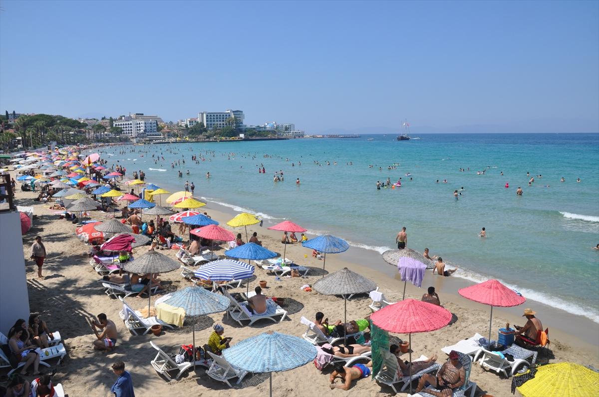 Ege sahilleri, sıcak havanın etkisiyle doldu