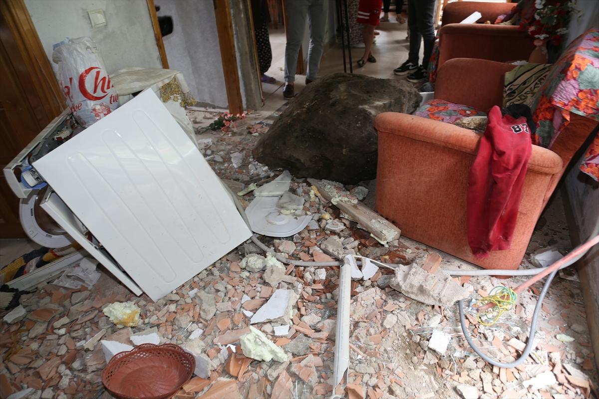 Ordu'da kaya parçası evin üzerine düştü