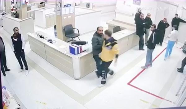 Diyarbakır'da hasta yakınları sağlık çalışanına saldırdı