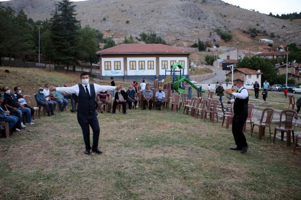Tokat'ta oğlunu evlendiren babadan anlamlı pankart