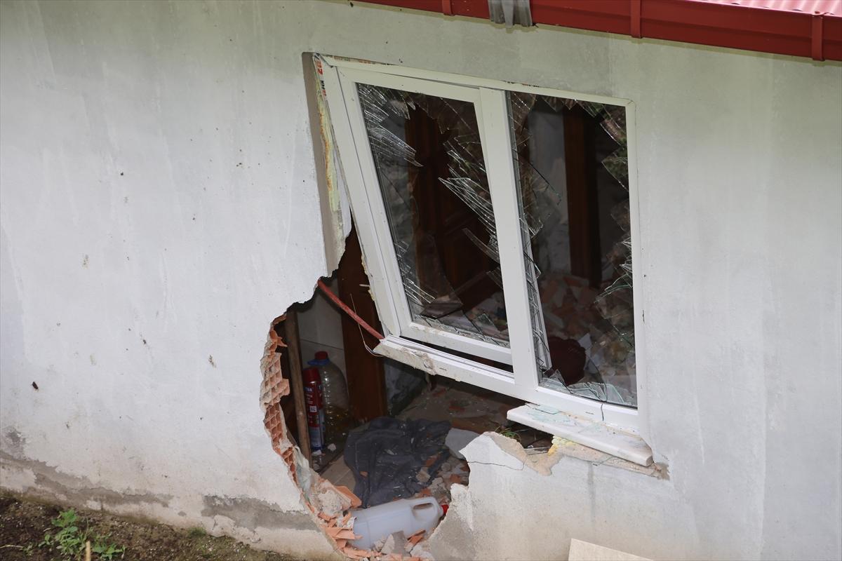 Ordu'da kaya parçası evin üzerine düştü