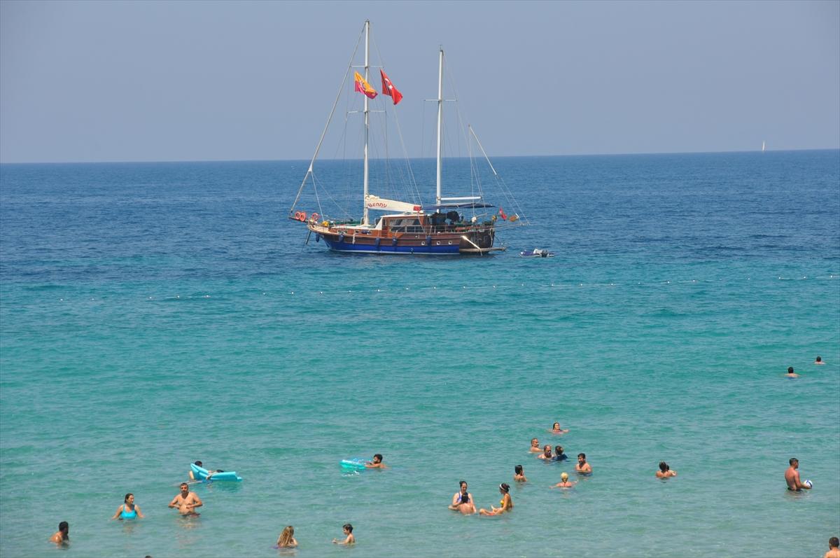 Ege sahilleri, sıcak havanın etkisiyle doldu