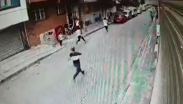 Sultangazi'de oğlunu bıçaklayanlara silahla ateş açtı