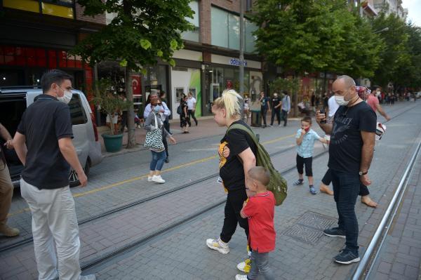 Eskişehir'de sokakta çocuğunu dövdüğü iddia edilen kadın