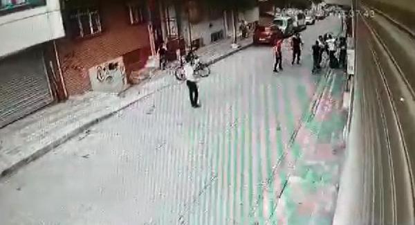 Sultangazi'de oğlunu bıçaklayanlara silahla ateş açtı