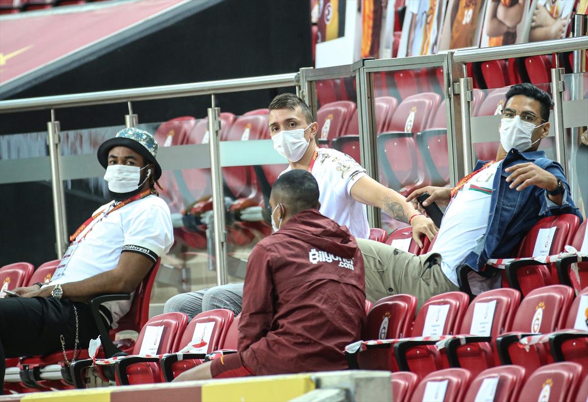 Falcao yine sahada değil tribündeydi