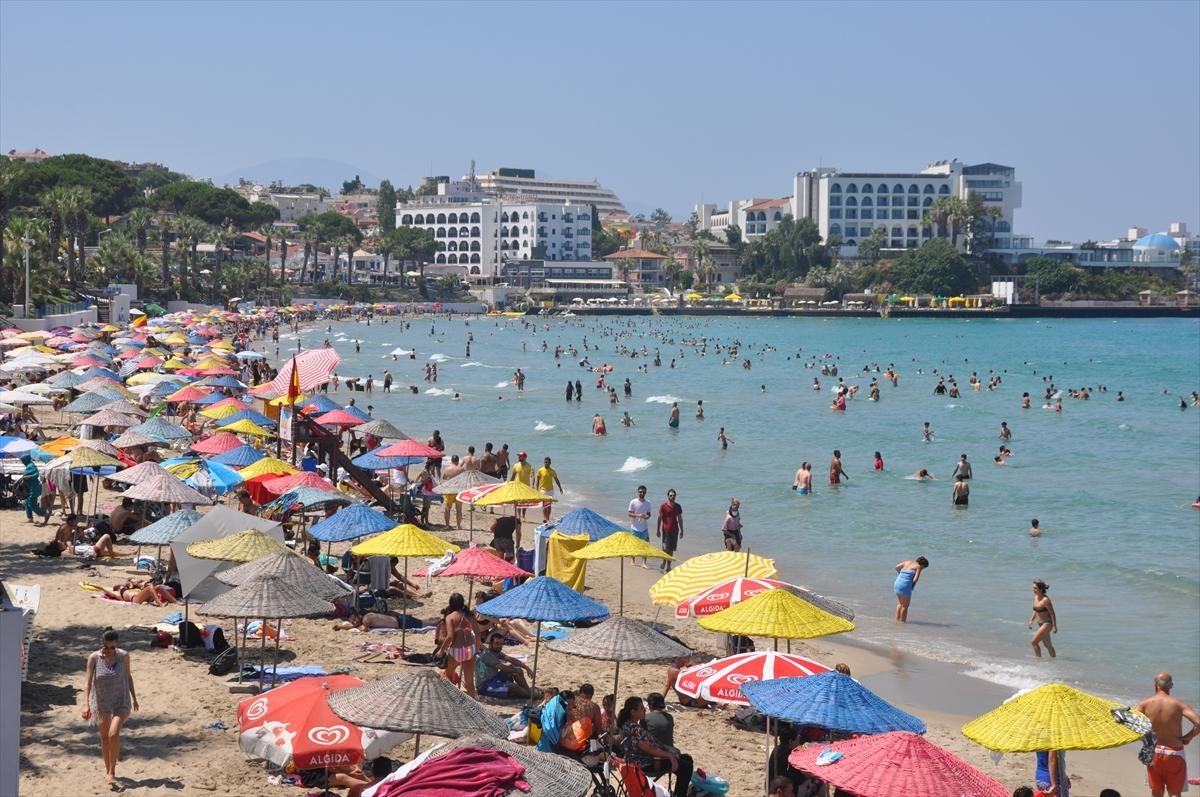 Ege sahilleri, sıcak havanın etkisiyle doldu