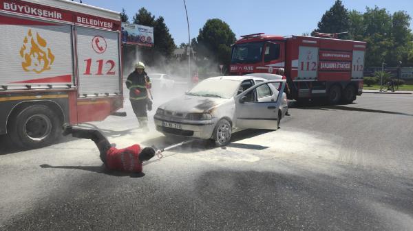 Şanlıurfa’da seyir halindeki otomobil yandı