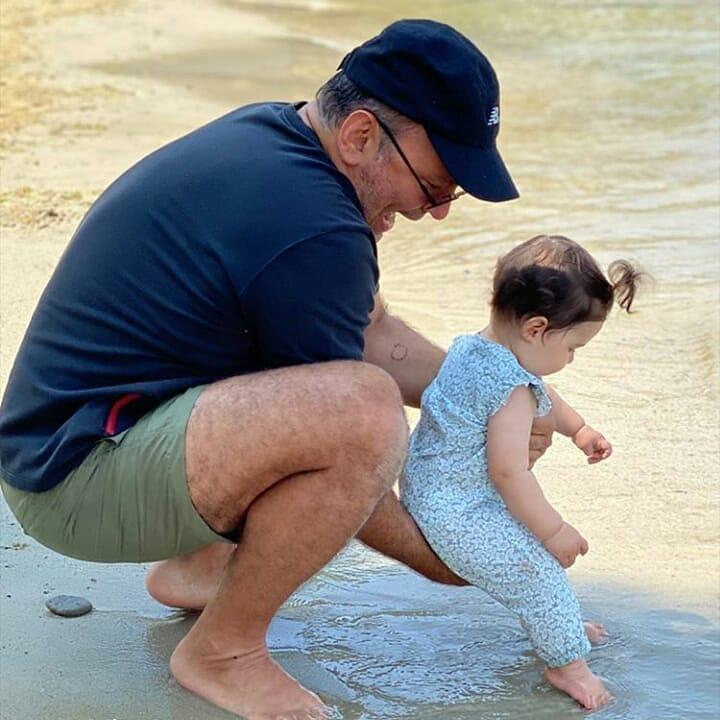 Ali Sunal, ailesiyle tatilde