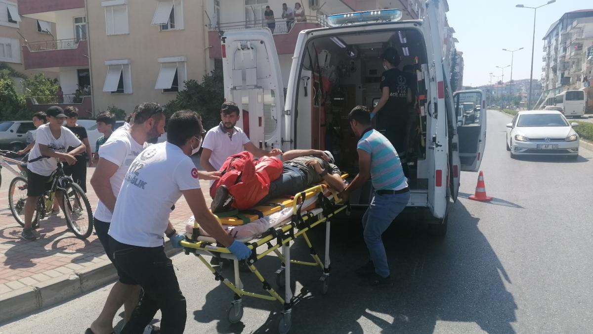 Antalya'da araca çarpmamak için motosikletini devirdi