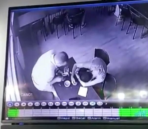 Zeytinburnu'nda, sarhoş olan arkadaşının cüzdanını çaldı