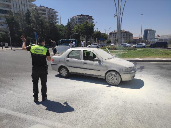 Şanlıurfa’da seyir halindeki otomobil yandı