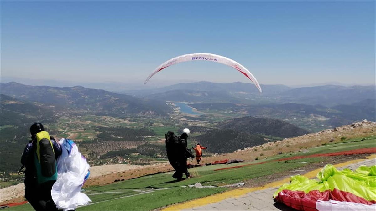 Yamaç paraşütüyle Denizli'den Eskişehir'e rekor uçuş