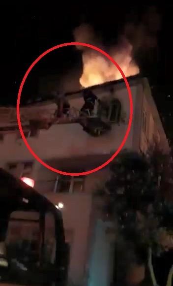 Kocaeli'de 3 katlı binanın çatısında yangın çıktı