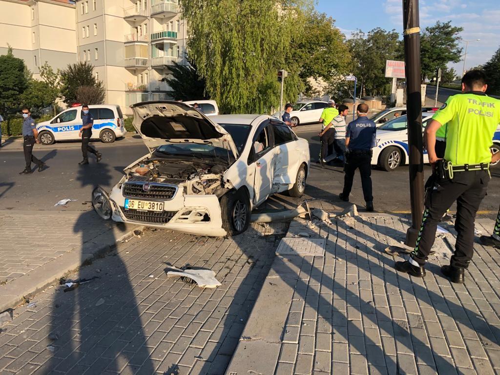 Ankara'da iki otomobil çarpıştı: 4 yaralı