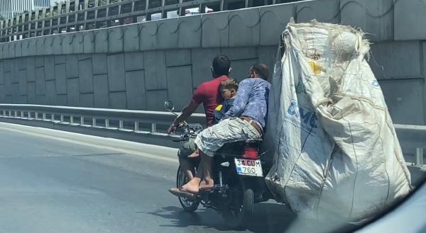 İstanbul'da üç çocukla motosikletli yolculuk