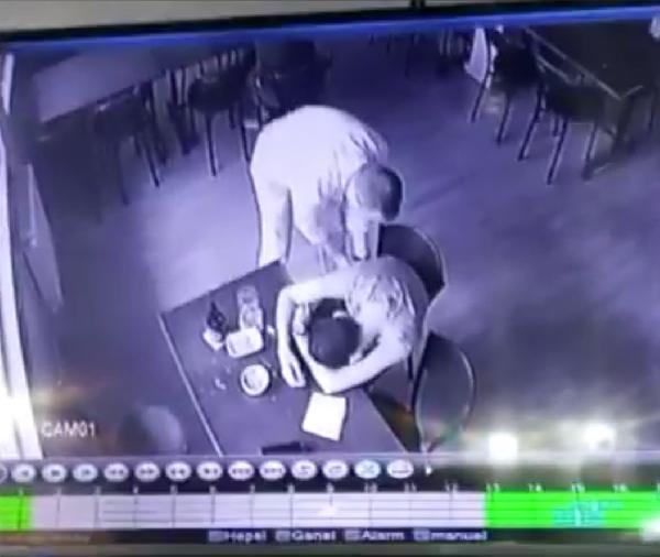 Zeytinburnu'nda, sarhoş olan arkadaşının cüzdanını çaldı