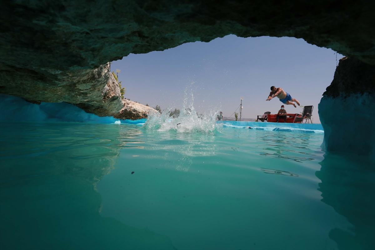 Filistinli aile kayalıklarda havuz yaptı