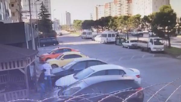 Esenyurt'ta, servis aracını beklerken saldırıya uğradı