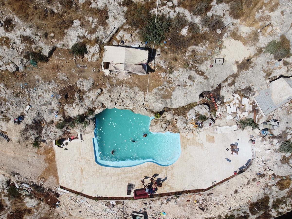 Filistinli aile kayalıklarda havuz yaptı