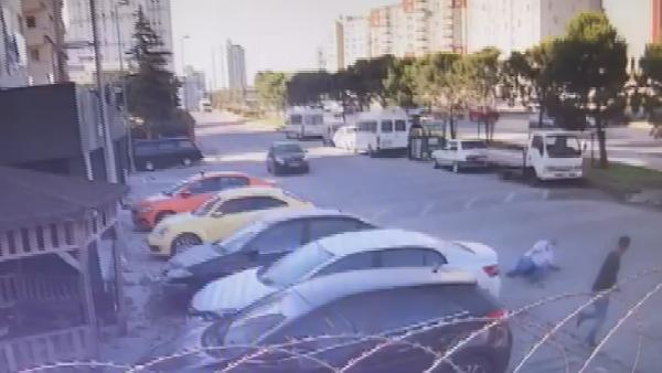 Esenyurt'ta, servis aracını beklerken saldırıya uğradı