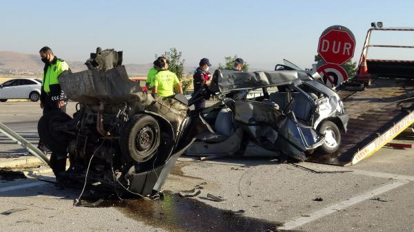 Afyonkarahisar'da yolcu otobüsü ile otomobil çarpıştı