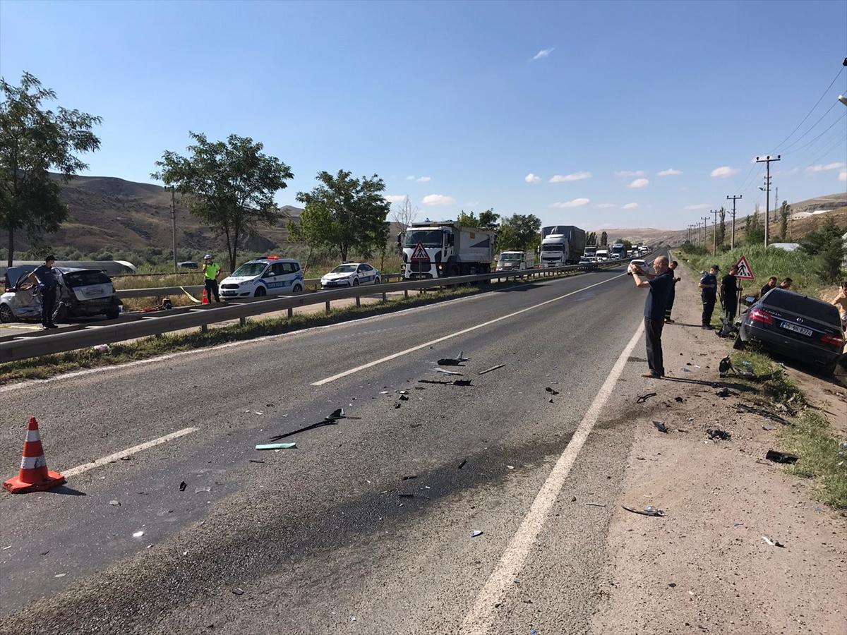 Sinop Valisi Karaömeroğlu trafik kazası geçirdi