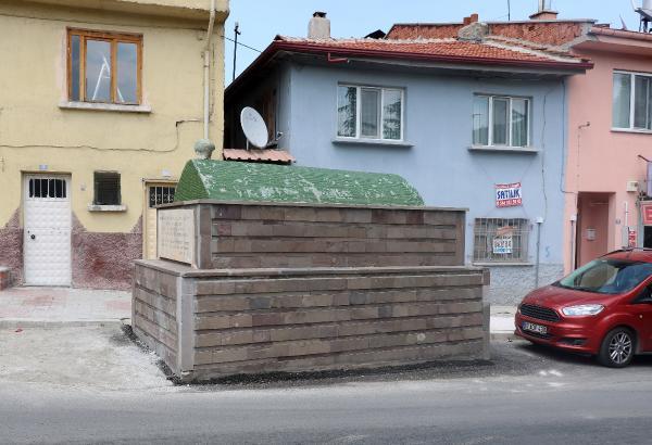 Afyonkarahisar'da yol ortasında kalan türbe
