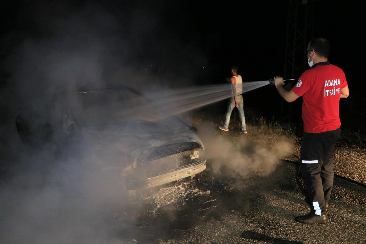 Adana'da bir araç yanarak kül oldu
