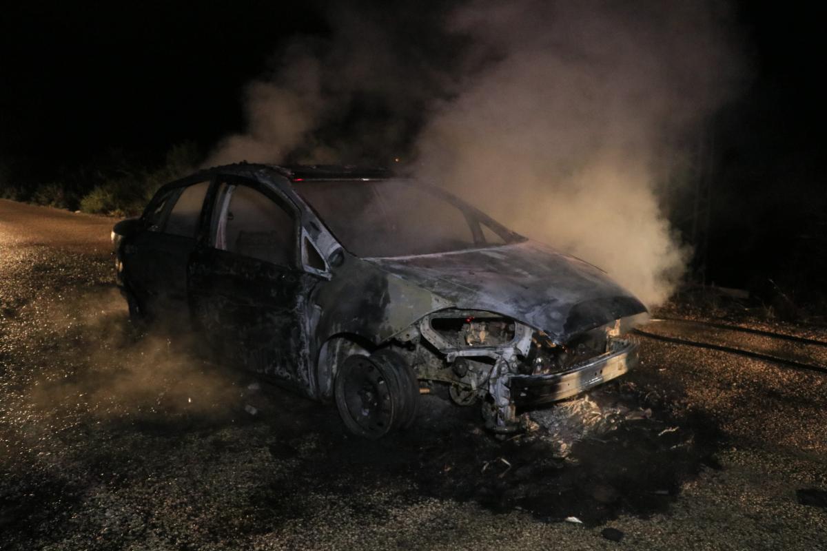 Adana'da bir araç yanarak kül oldu