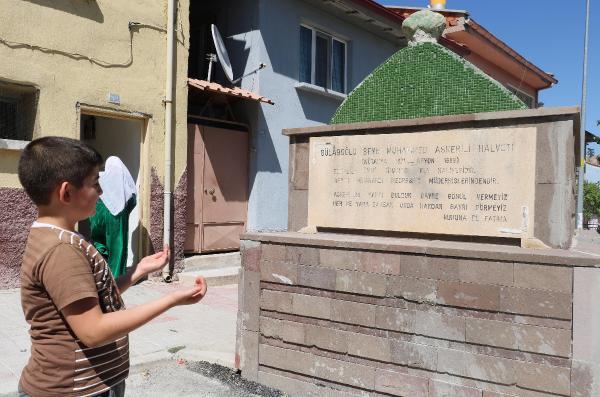 Afyonkarahisar'da yol ortasında kalan türbe